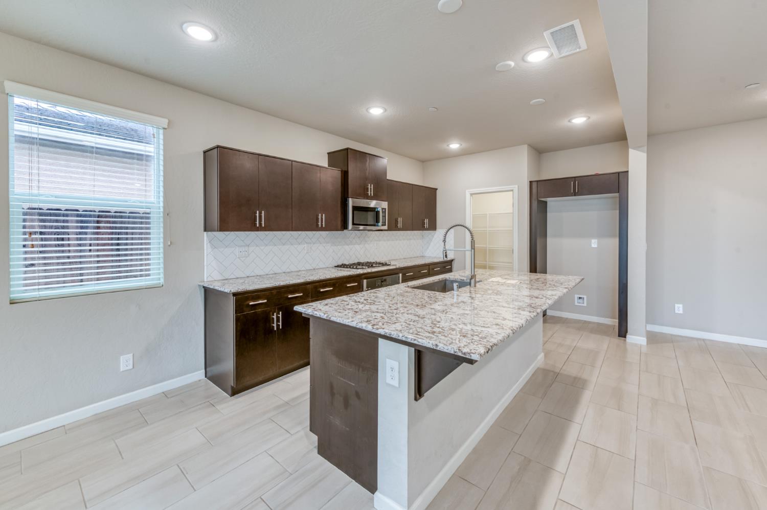 518 Traverse Dr S, Madera, CA 93636