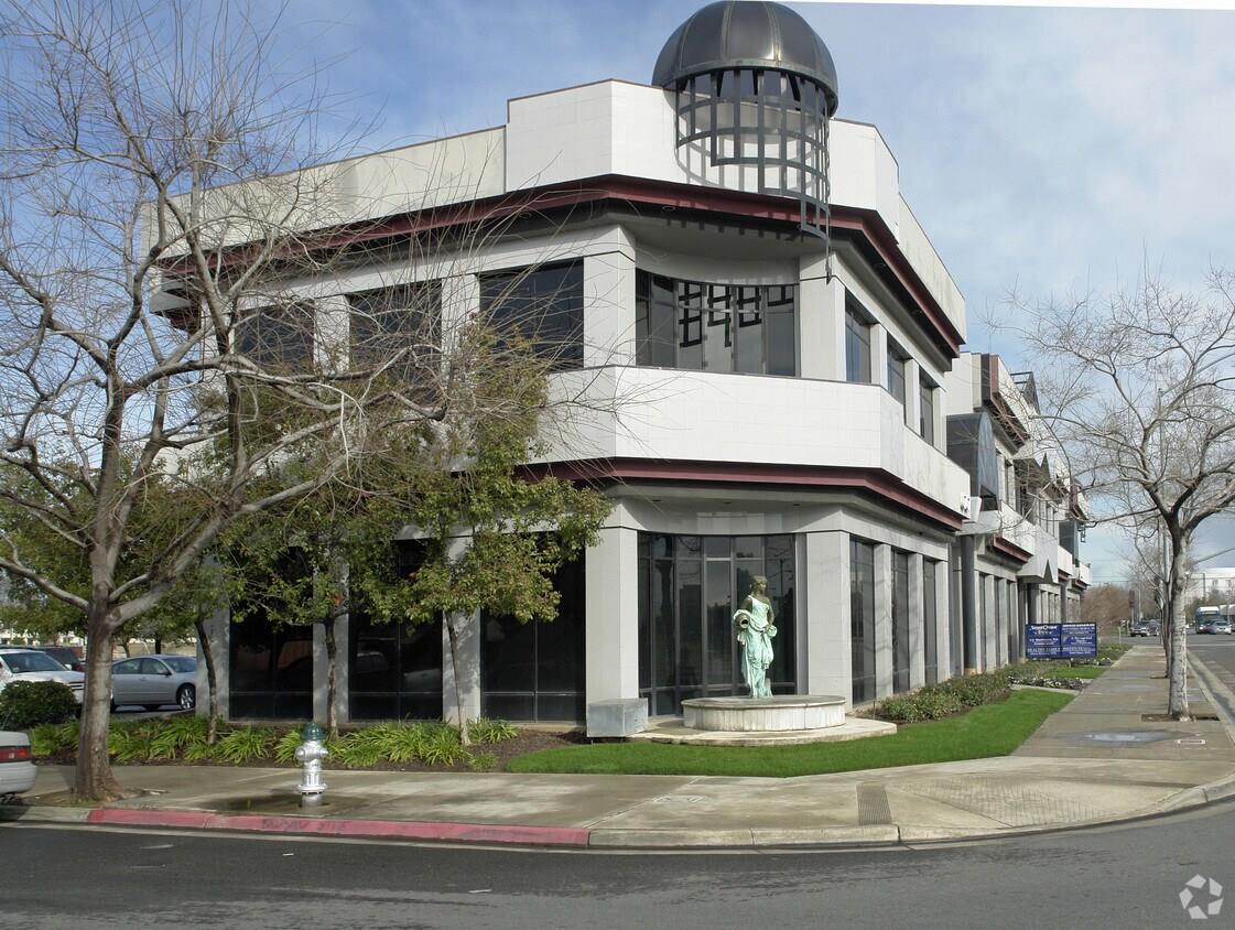 6767 N Fresno St, Fresno, CA 93710