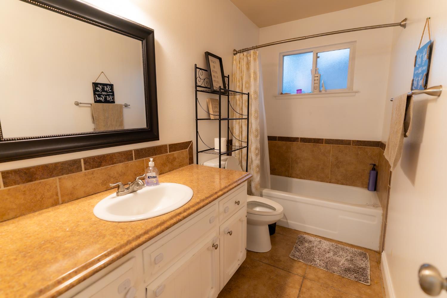 2431 W San Gabriel Ave, Fresno, CA 93705