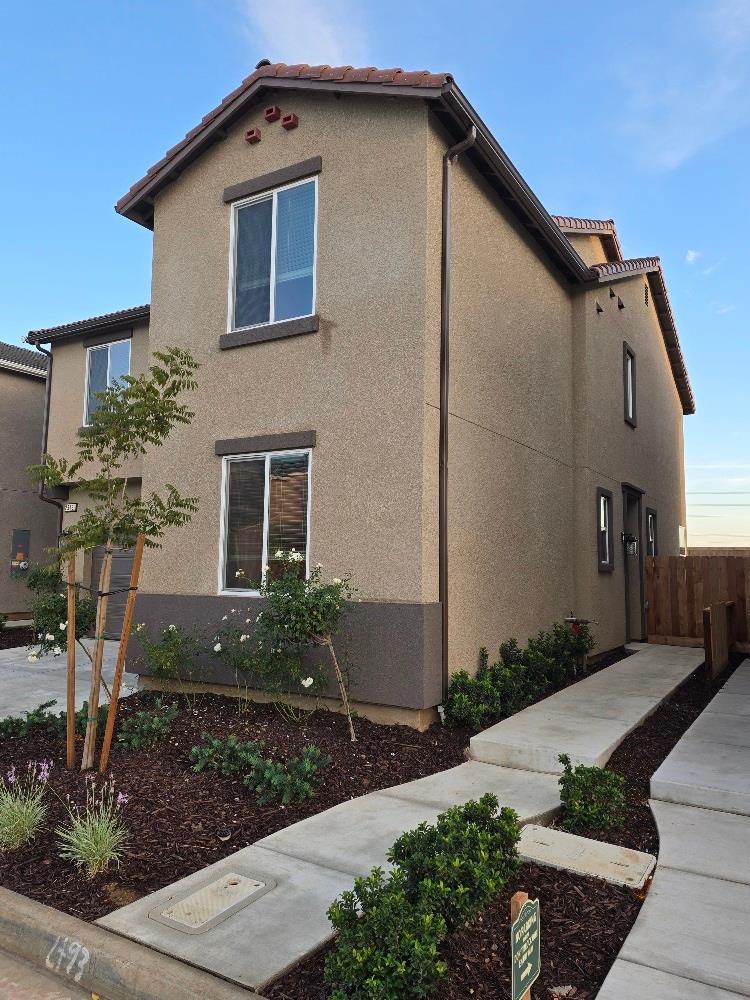 2913 E Escarpa Dr, Fresno, CA 93730