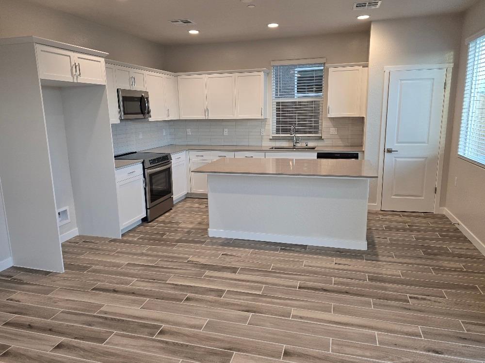 2913 E Escarpa Dr, Fresno, CA 93730