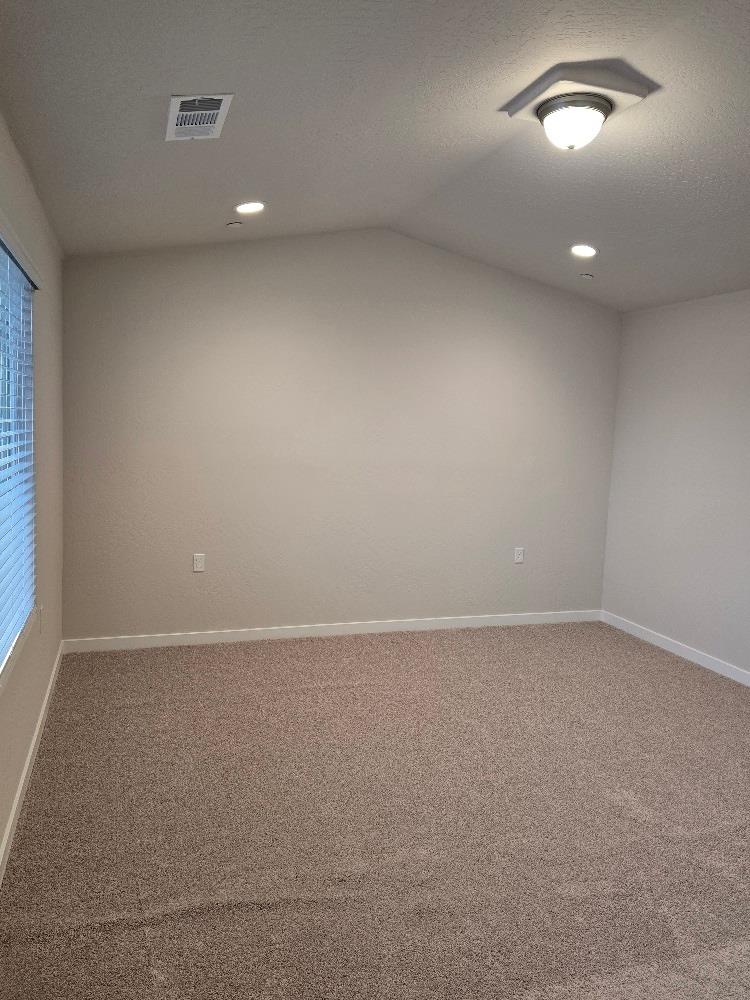 2913 E Escarpa Dr, Fresno, CA 93730