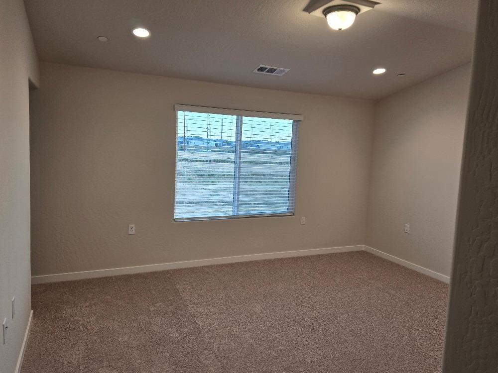 2913 E Escarpa Dr, Fresno, CA 93730