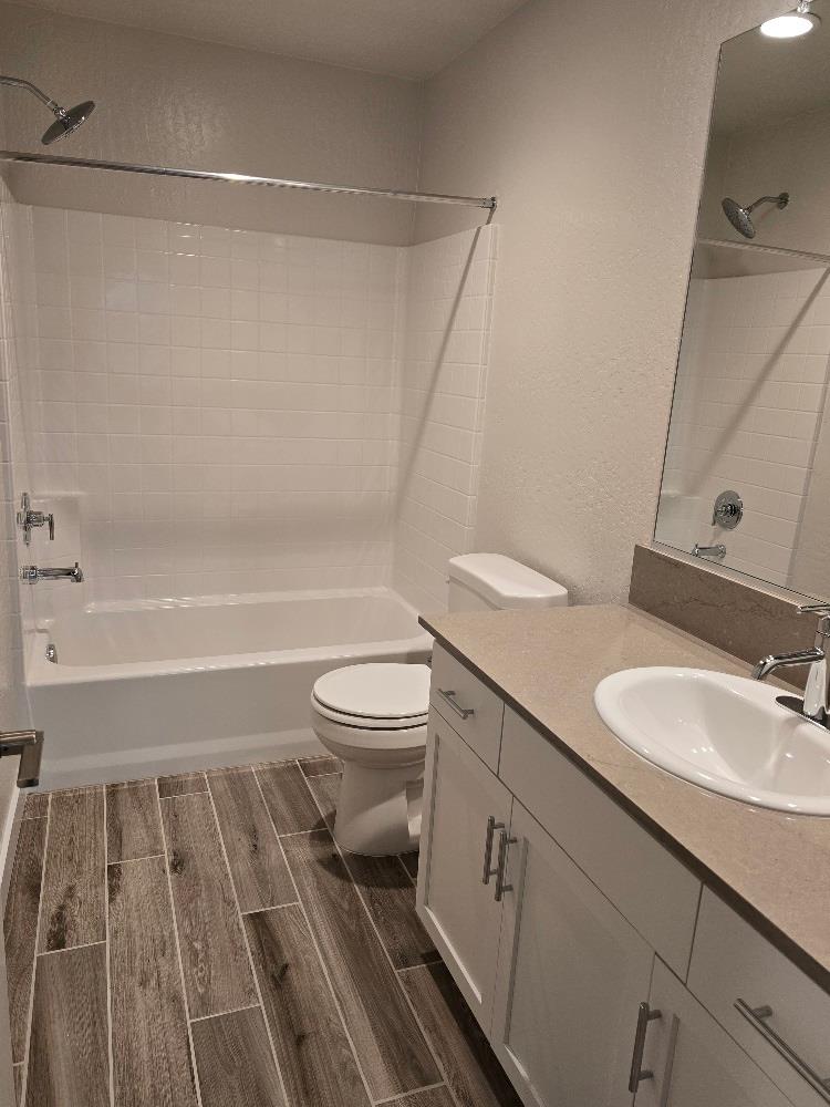 2913 E Escarpa Dr, Fresno, CA 93730