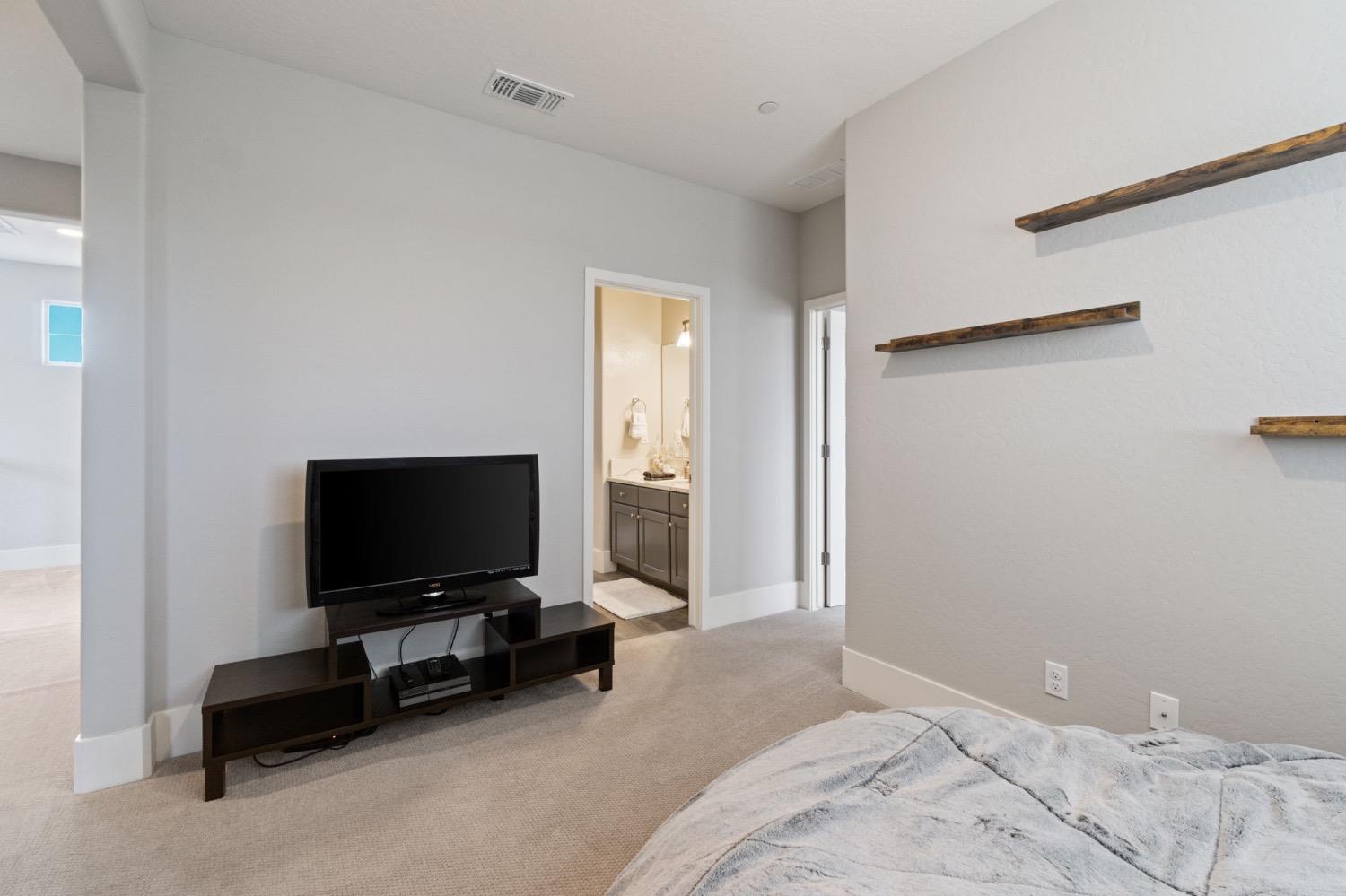 4491 Vineyard Dr, Madera, CA 93636