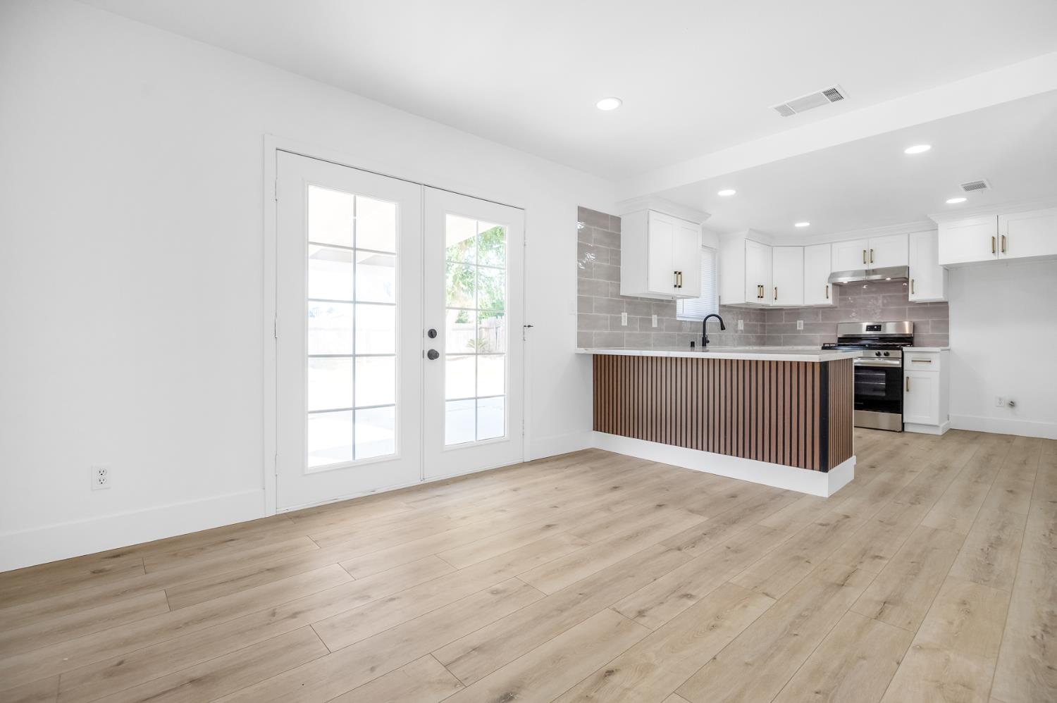 3731 S Mountaint Ct, Visalia, CA 93277