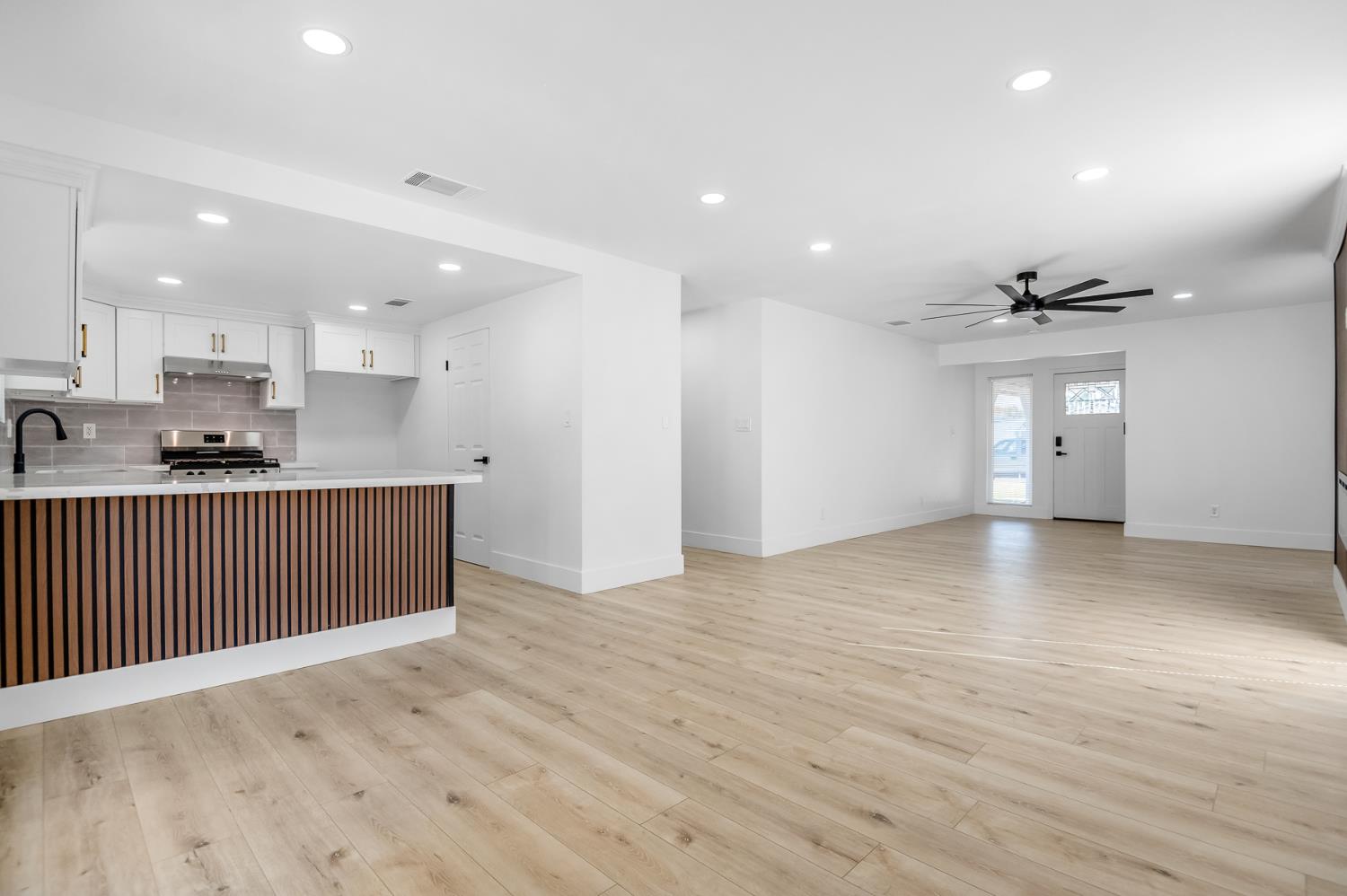 3731 S Mountaint Ct, Visalia, CA 93277