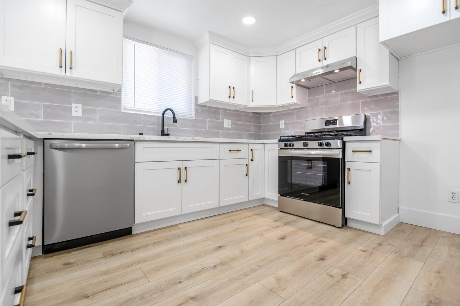 3731 S Mountaint Ct, Visalia, CA 93277