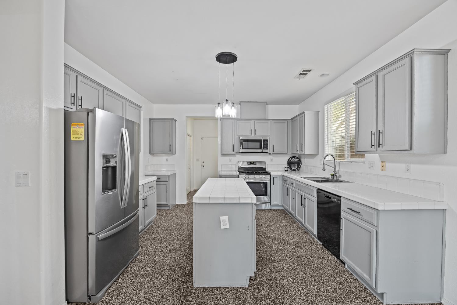 1486 Azalea St, Kingsburg, CA 93631