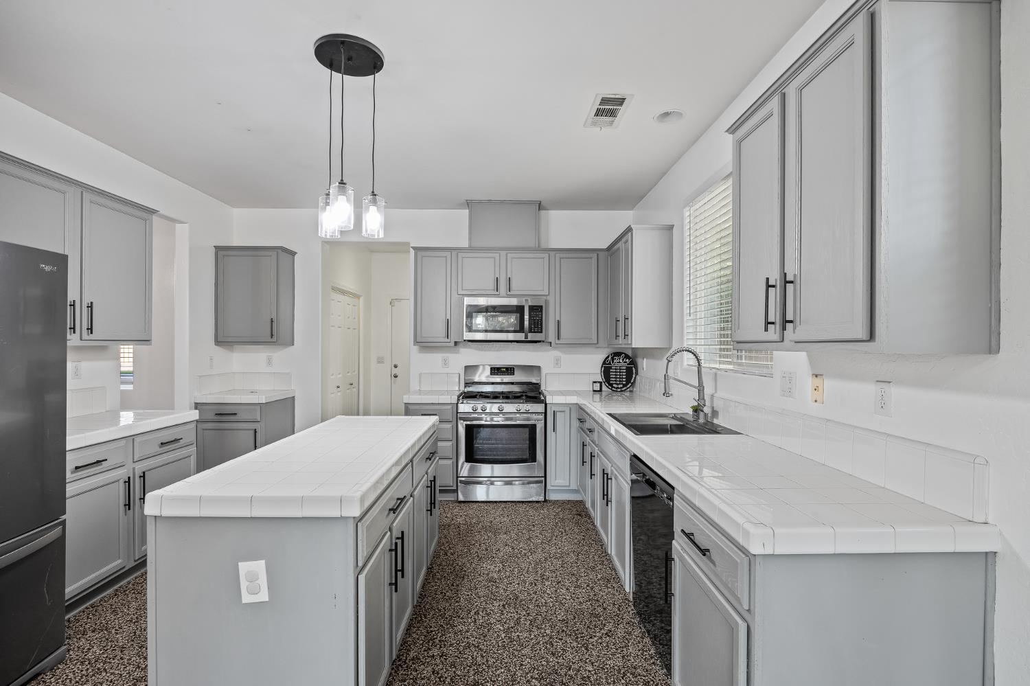 1486 Azalea St, Kingsburg, CA 93631