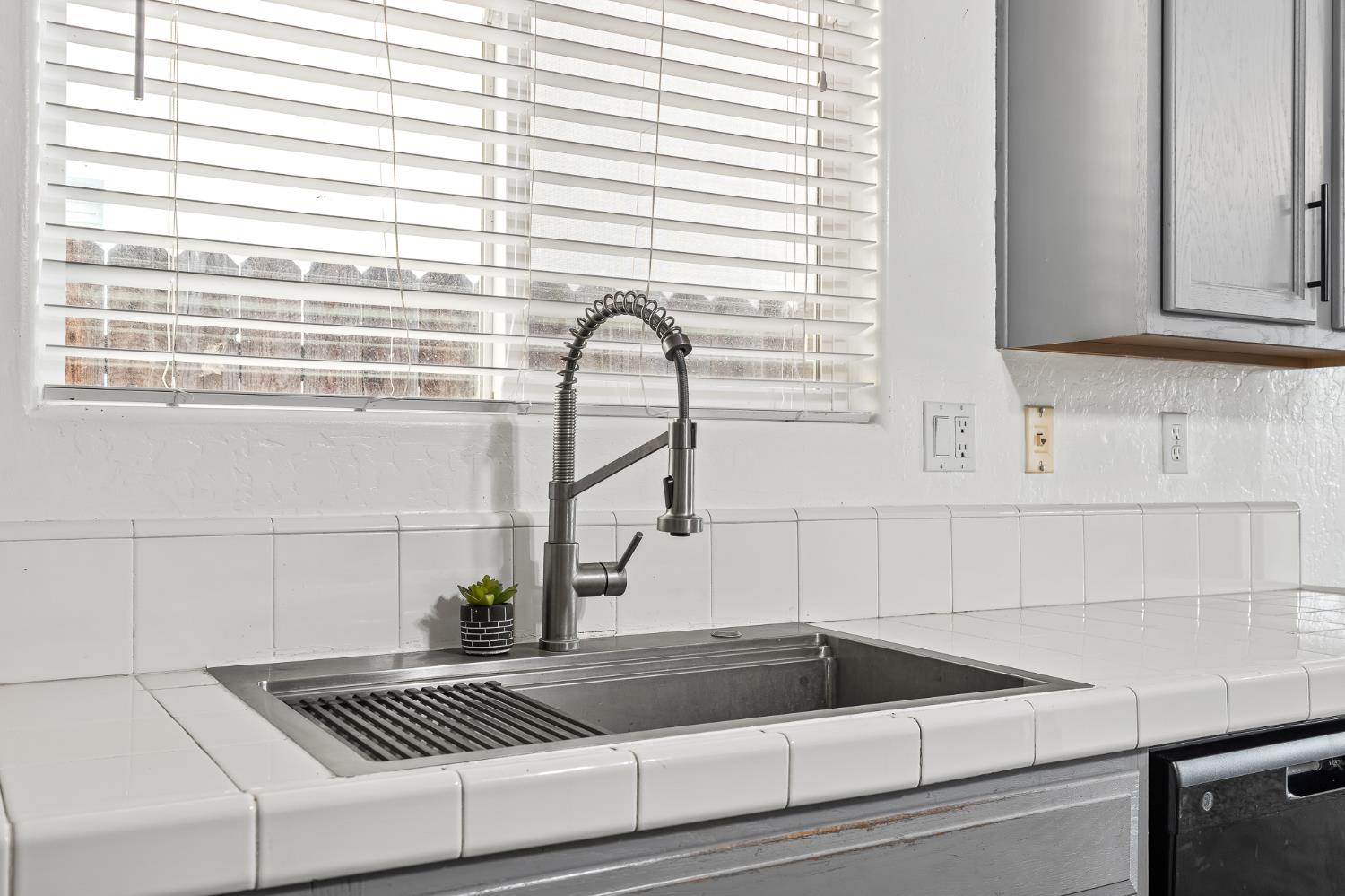 1486 Azalea St, Kingsburg, CA 93631