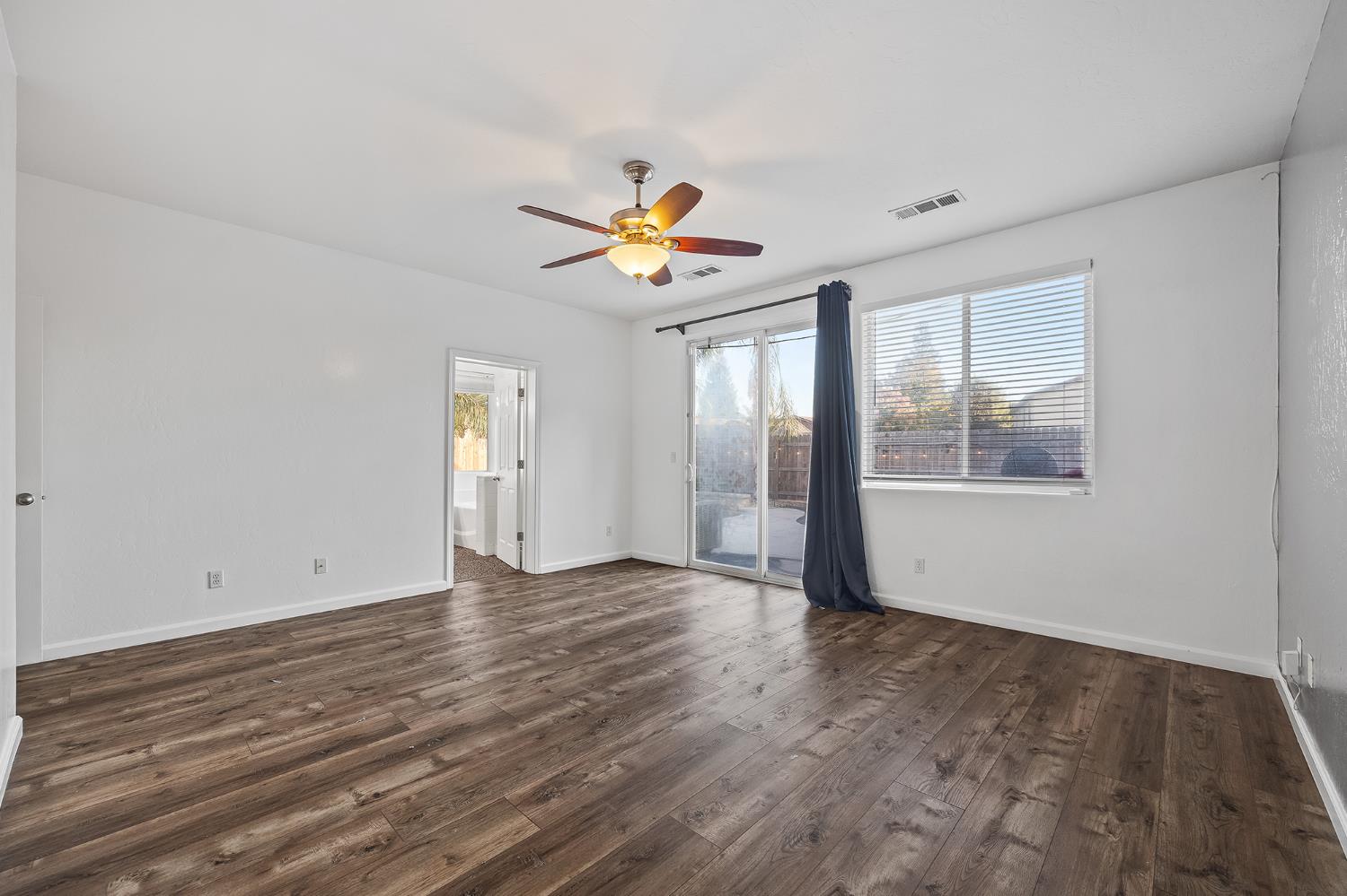 1486 Azalea St, Kingsburg, CA 93631