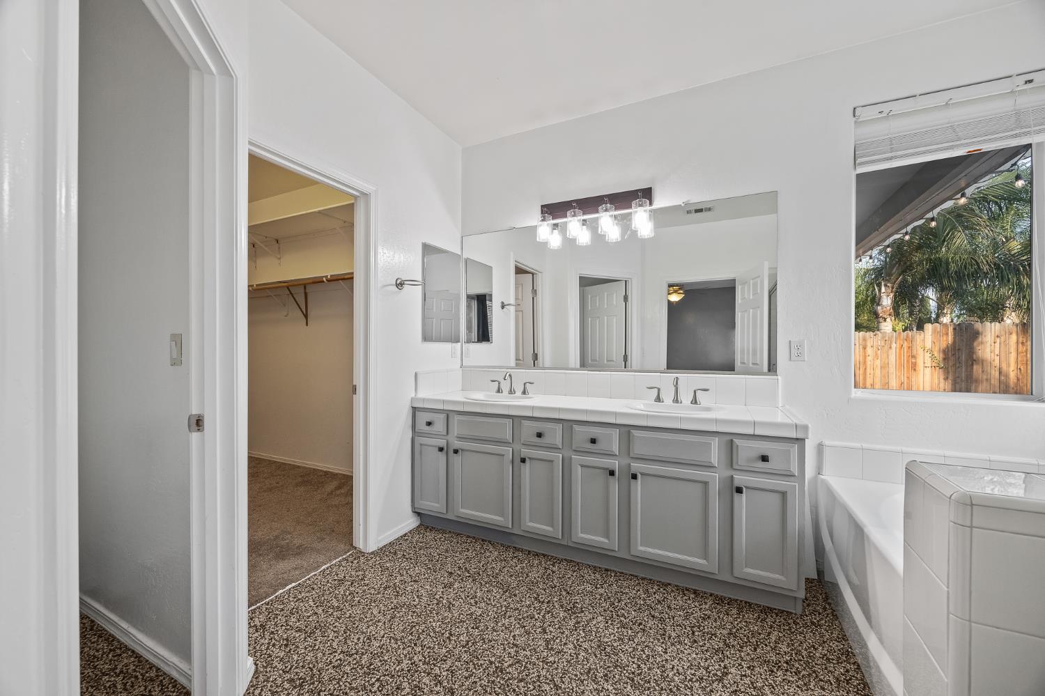 1486 Azalea St, Kingsburg, CA 93631