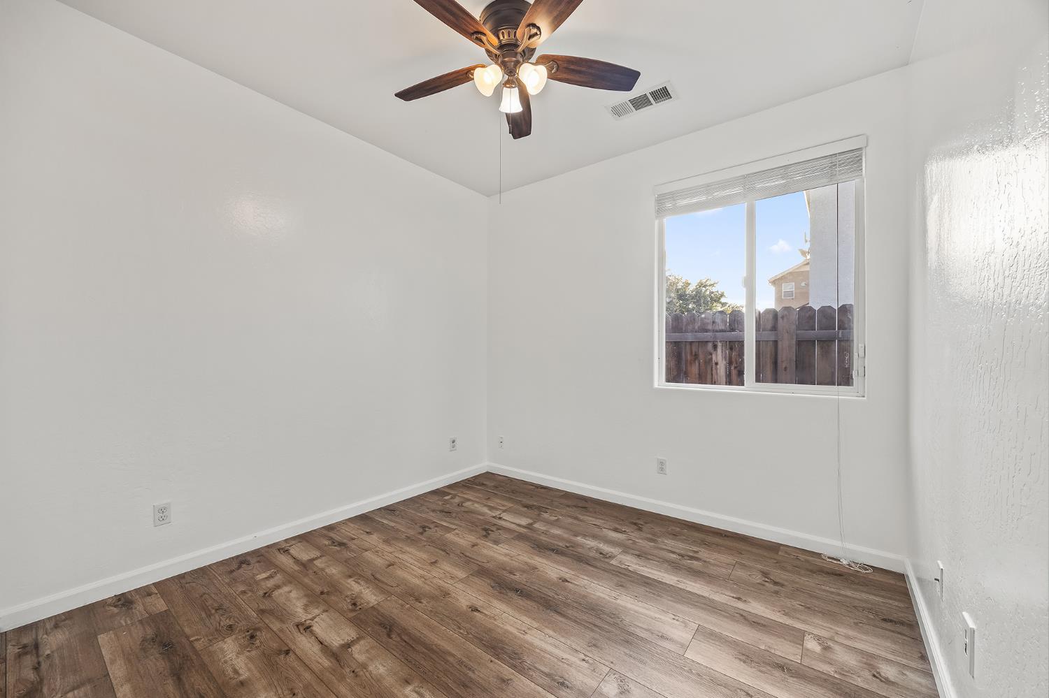 1486 Azalea St, Kingsburg, CA 93631