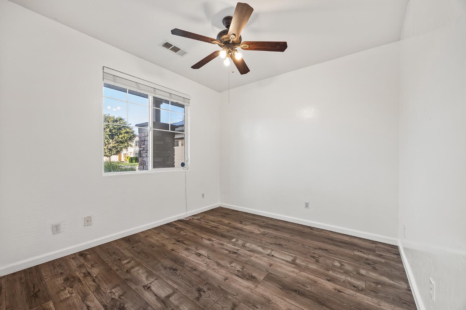 1486 Azalea St, Kingsburg, CA 93631