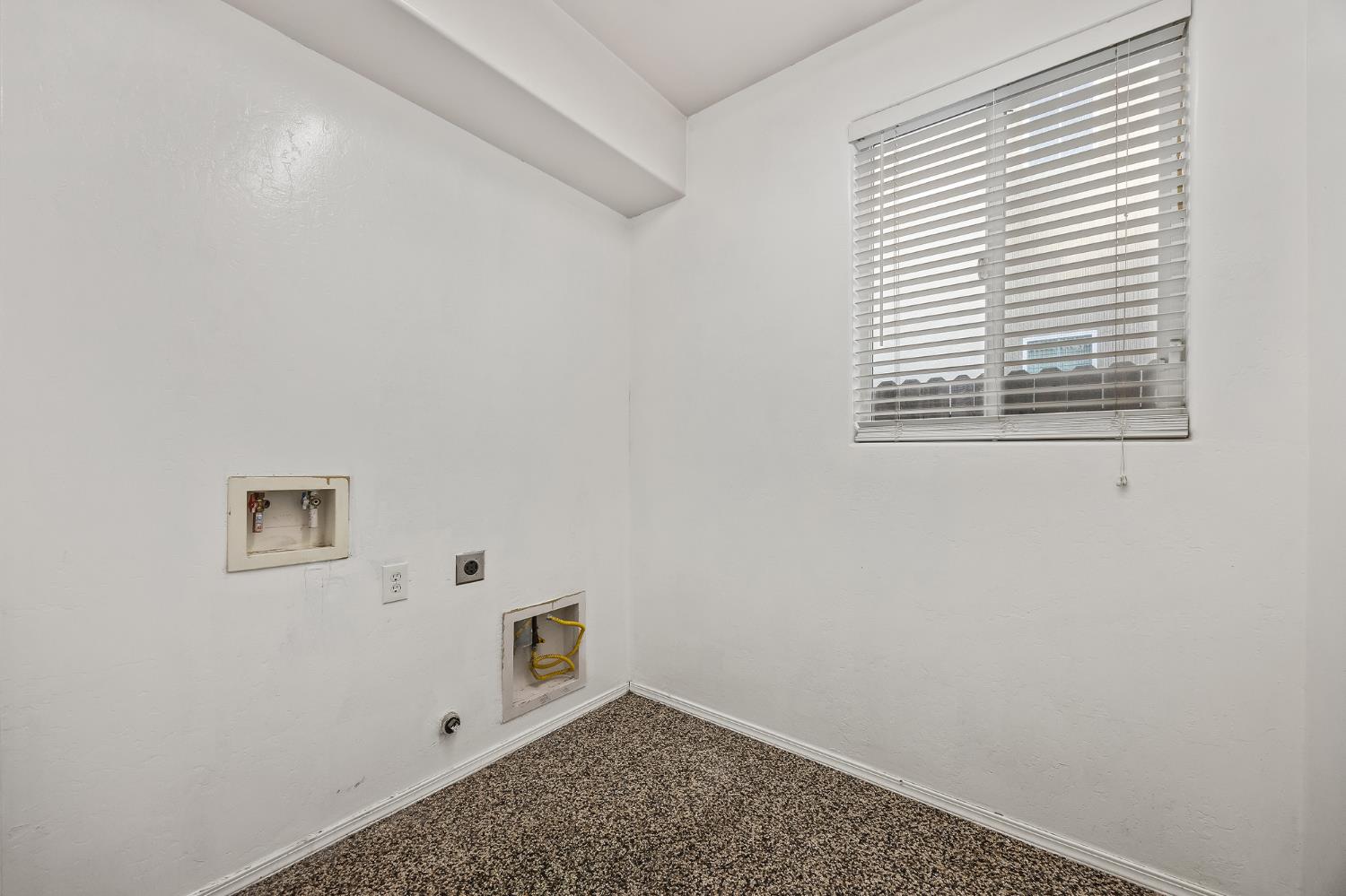 1486 Azalea St, Kingsburg, CA 93631