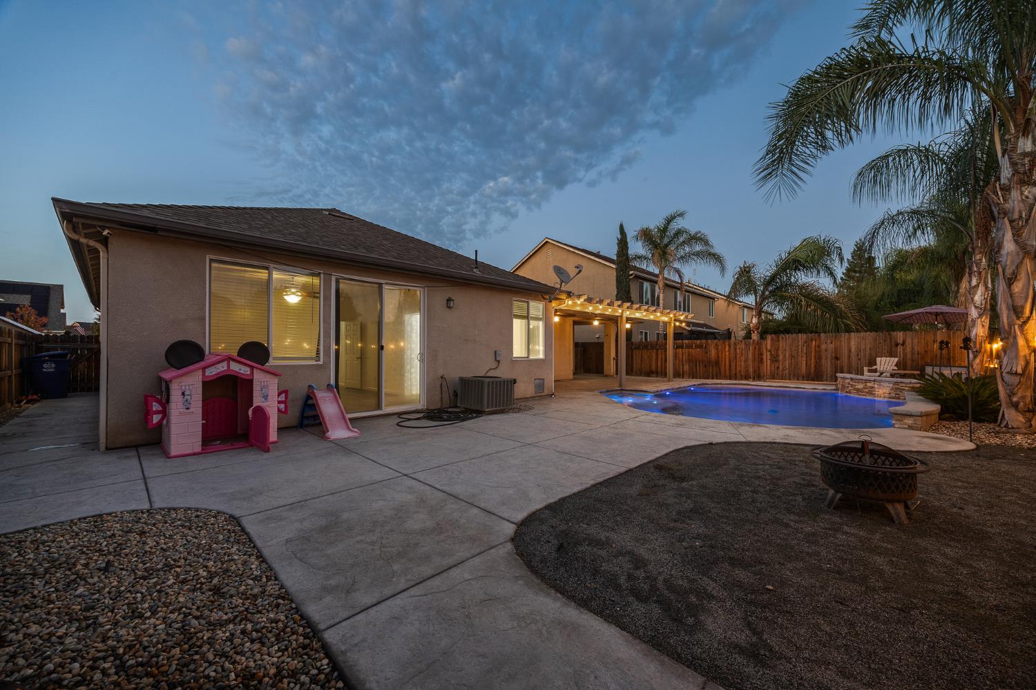 1486 Azalea St, Kingsburg, CA 93631