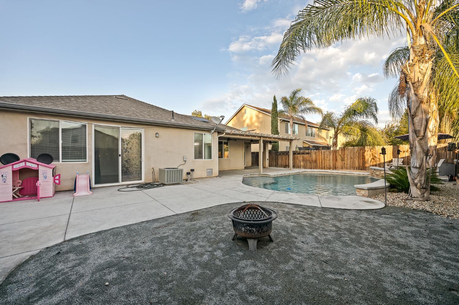 1486 Azalea St, Kingsburg, CA 93631