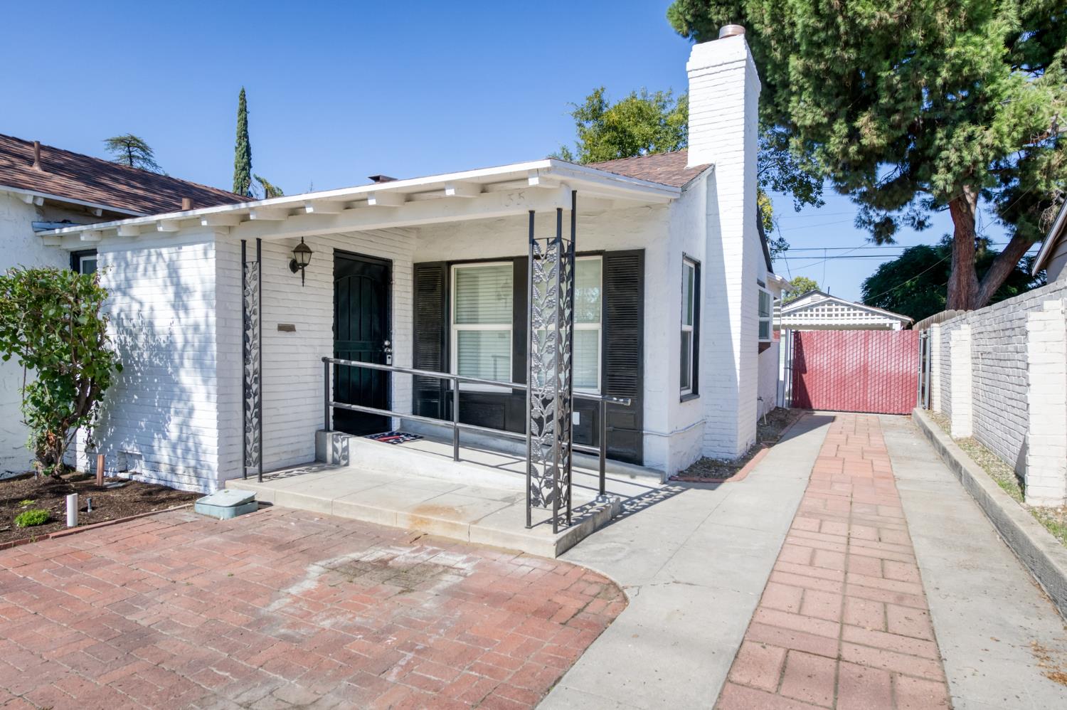 135 E Clinton Ave, Fresno, CA 93704