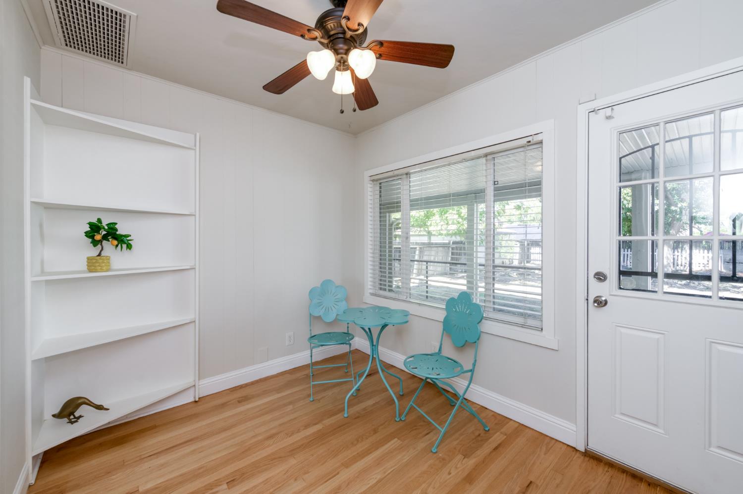 135 E Clinton Ave, Fresno, CA 93704