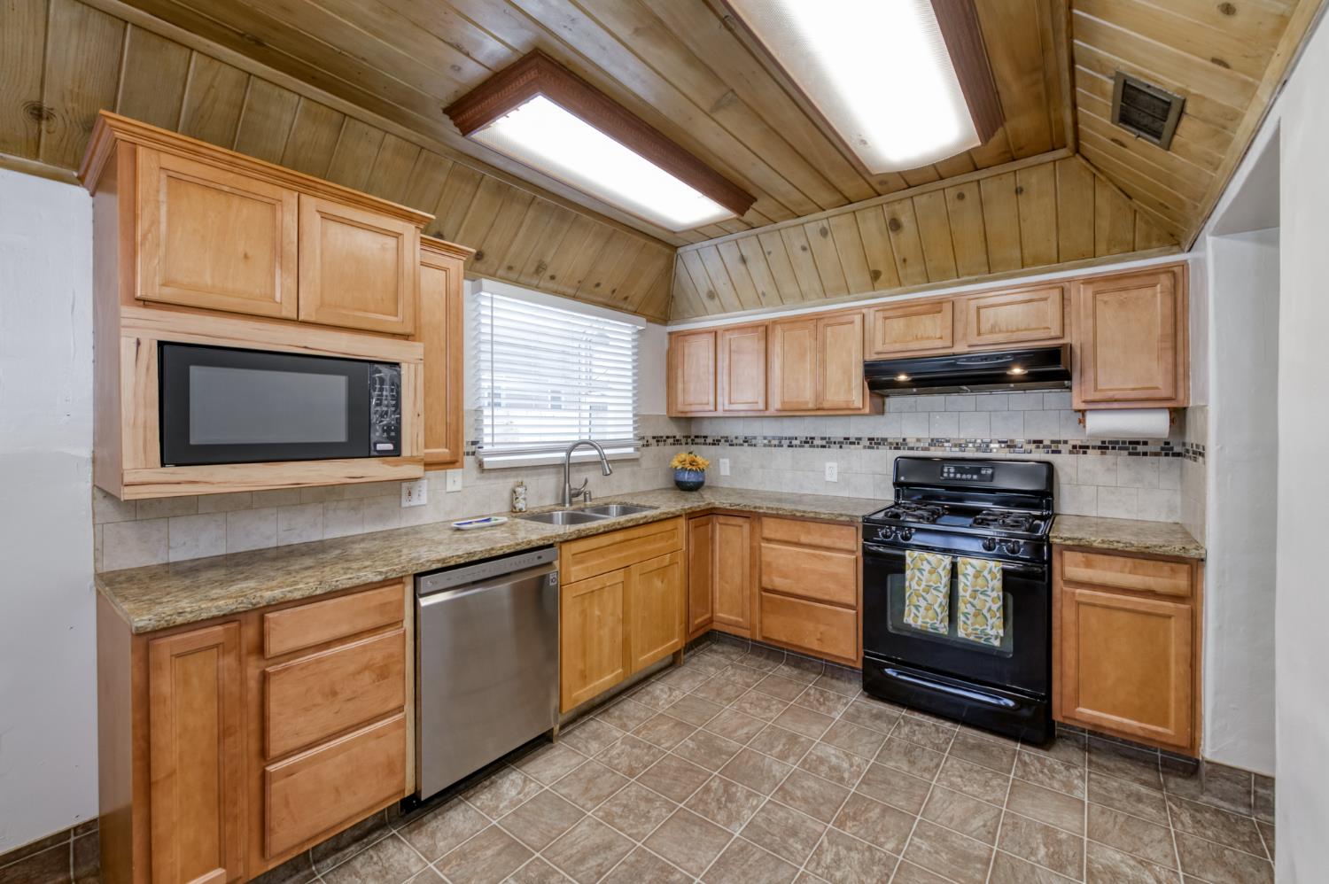 135 E Clinton Ave, Fresno, CA 93704