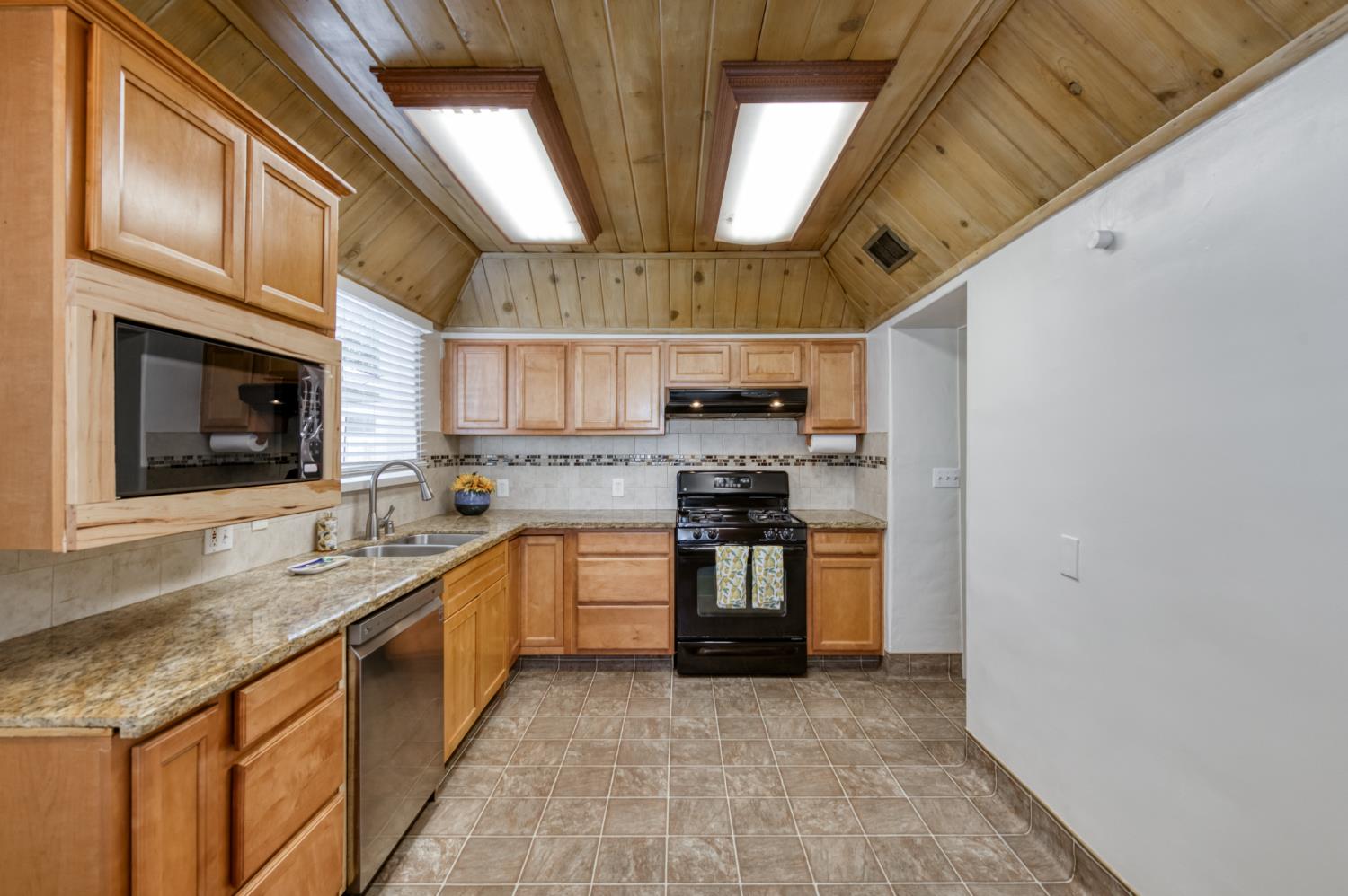 135 E Clinton Ave, Fresno, CA 93704