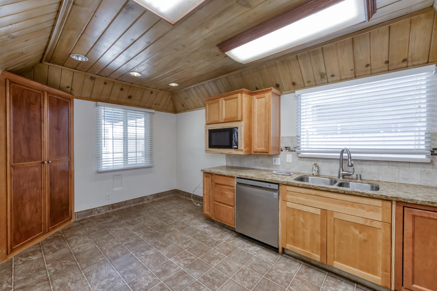 135 E Clinton Ave, Fresno, CA 93704