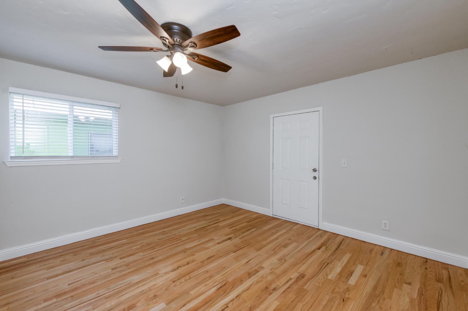 135 E Clinton Ave, Fresno, CA 93704