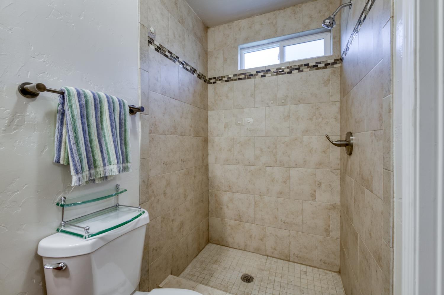 135 E Clinton Ave, Fresno, CA 93704