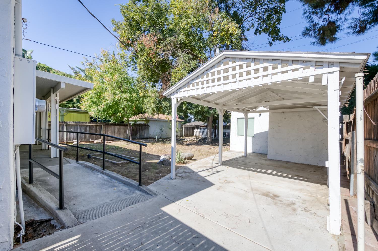 135 E Clinton Ave, Fresno, CA 93704