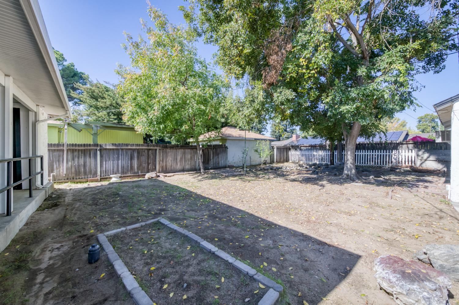 135 E Clinton Ave, Fresno, CA 93704