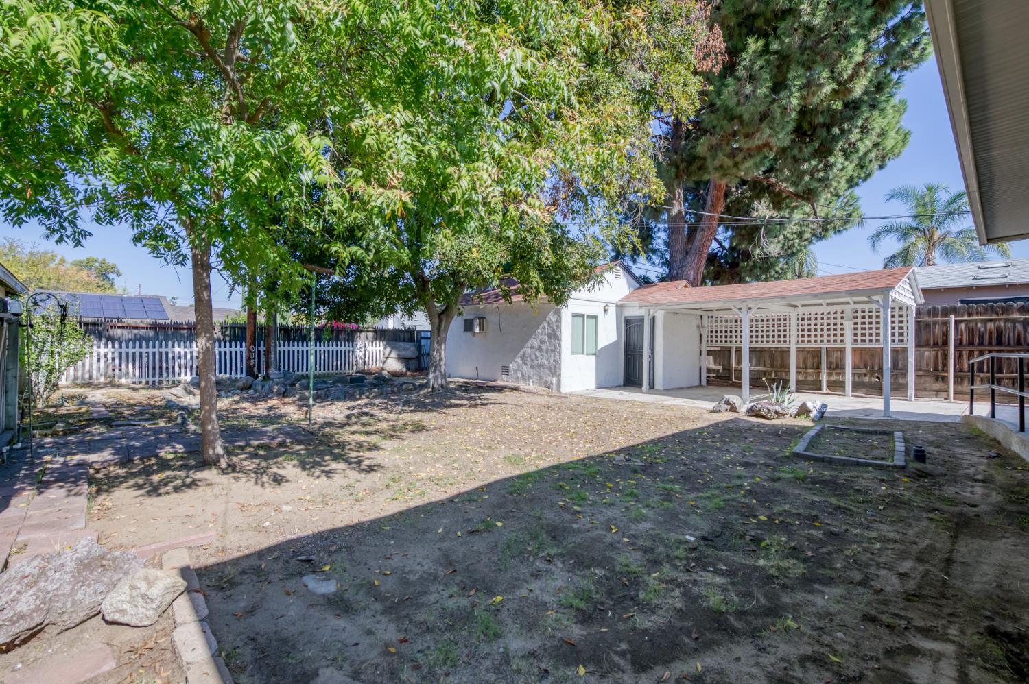 135 E Clinton Ave, Fresno, CA 93704