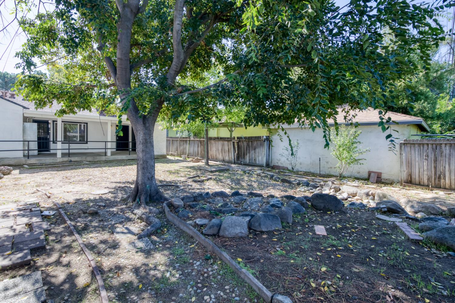 135 E Clinton Ave, Fresno, CA 93704