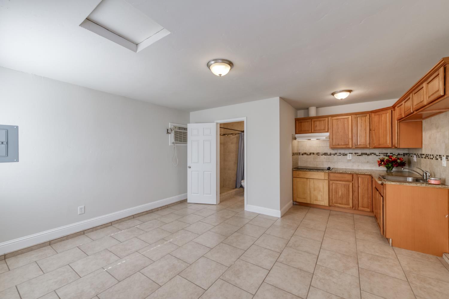 135 E Clinton Ave, Fresno, CA 93704