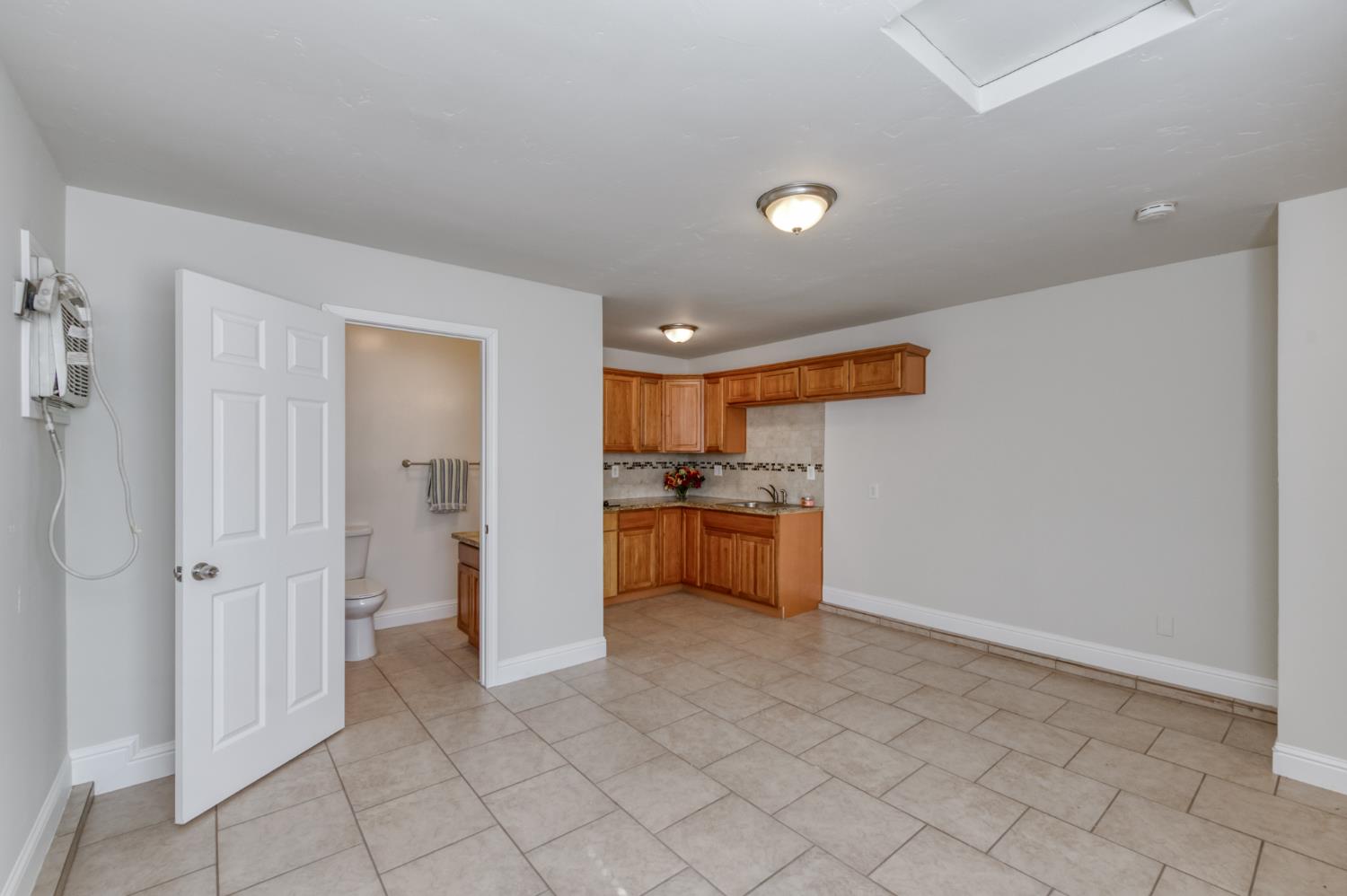 135 E Clinton Ave, Fresno, CA 93704