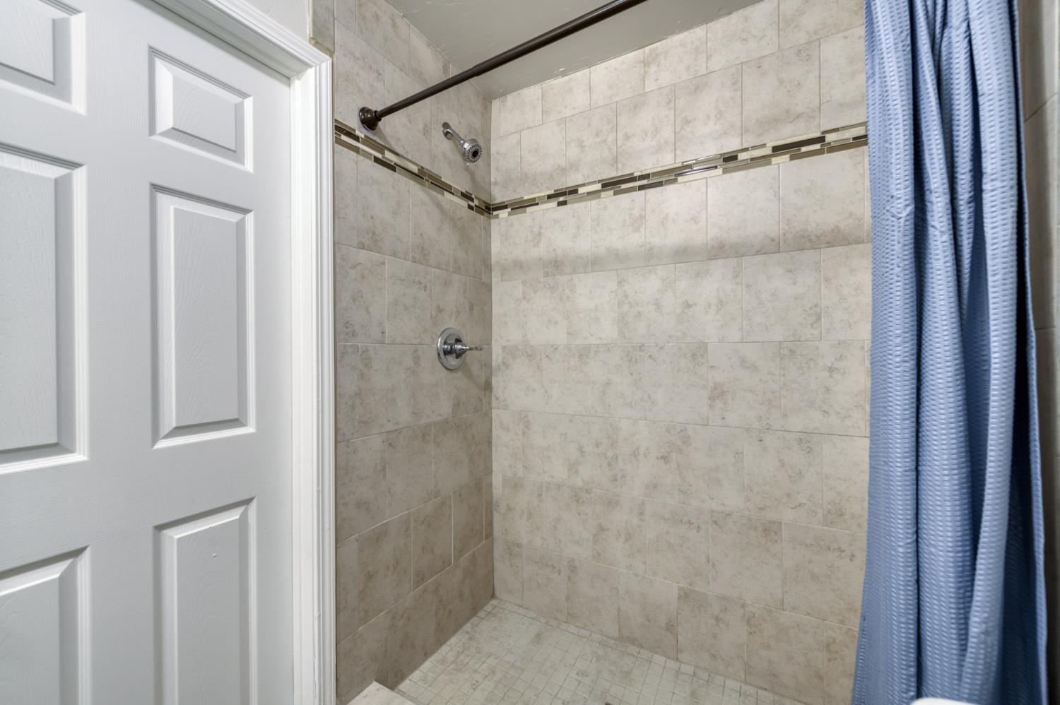 135 E Clinton Ave, Fresno, CA 93704