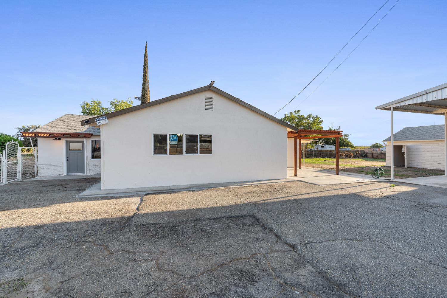 25 W Dinuba Ave, Fresno, CA 93706
