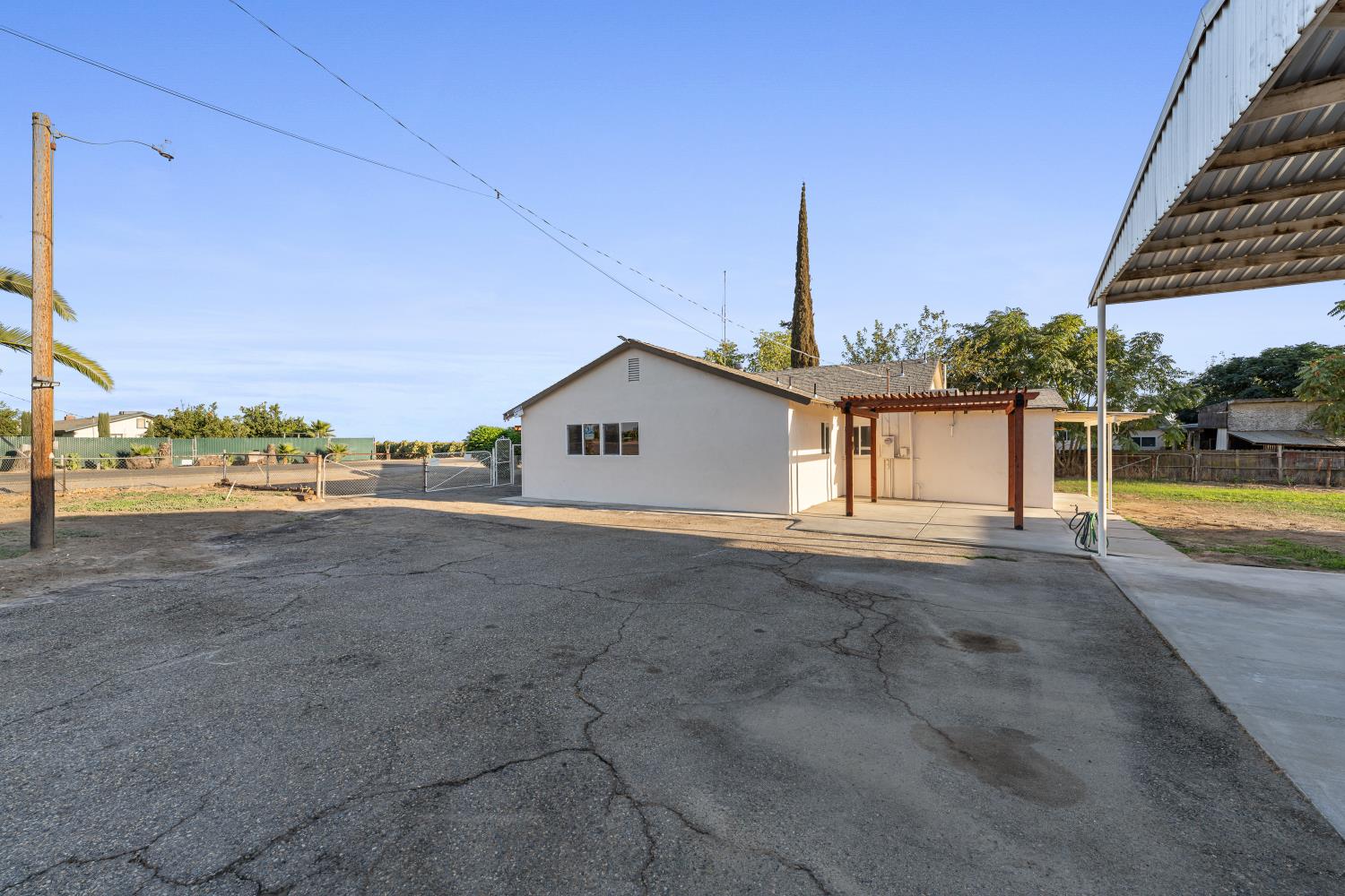 25 W Dinuba Ave, Fresno, CA 93706