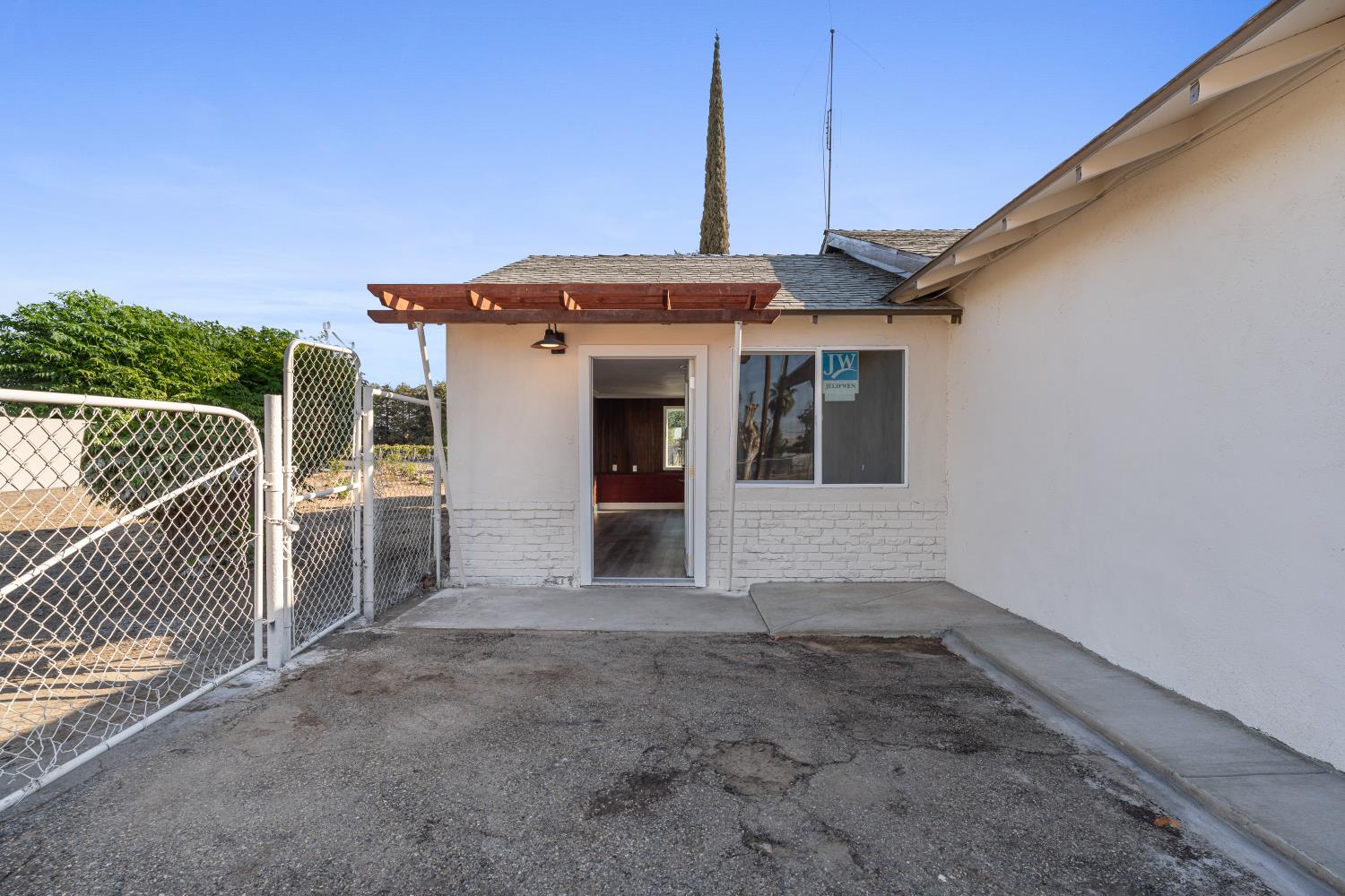 25 W Dinuba Ave, Fresno, CA 93706