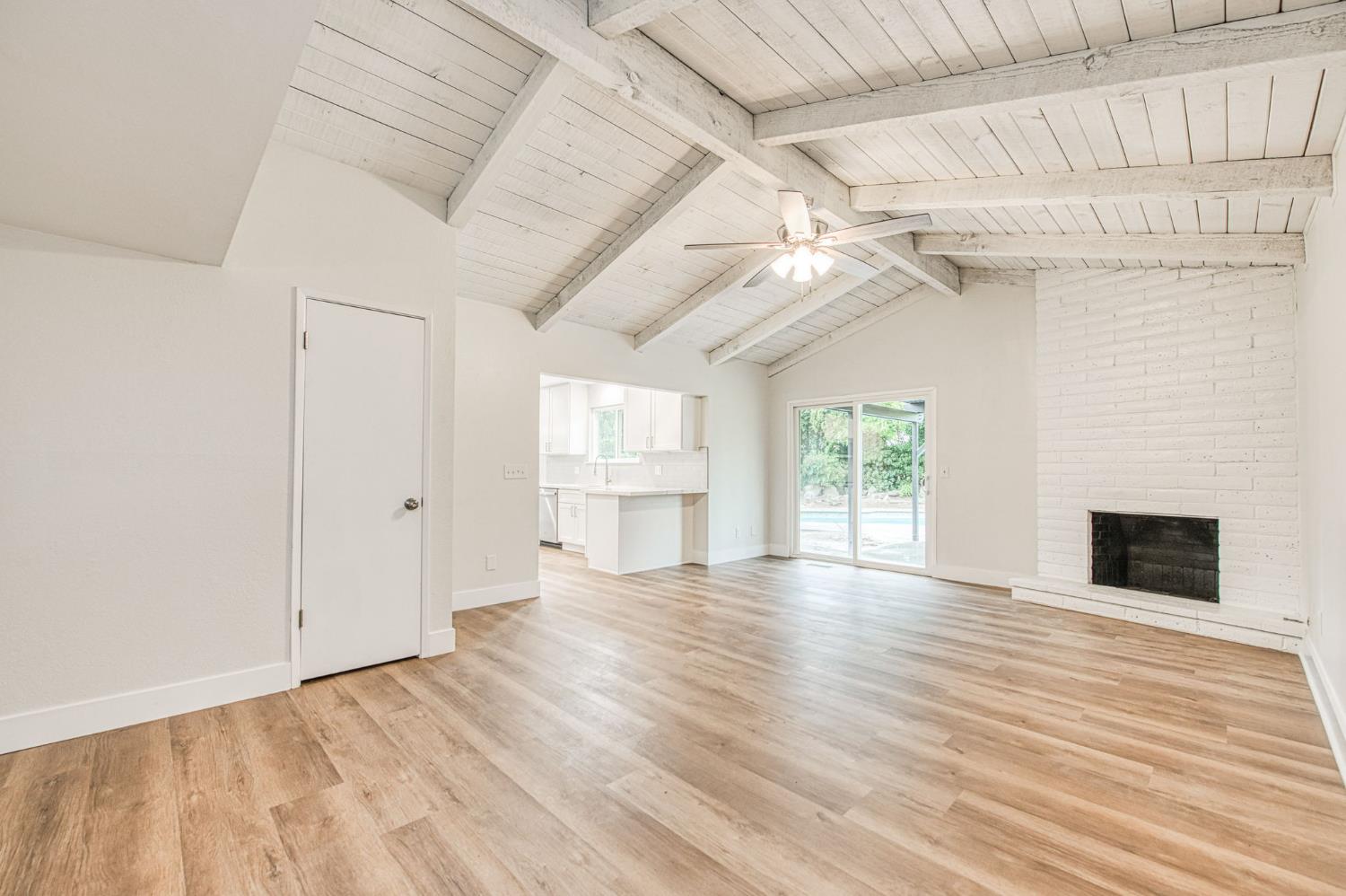 2058 W Vartikian Ave, Fresno, CA 93711