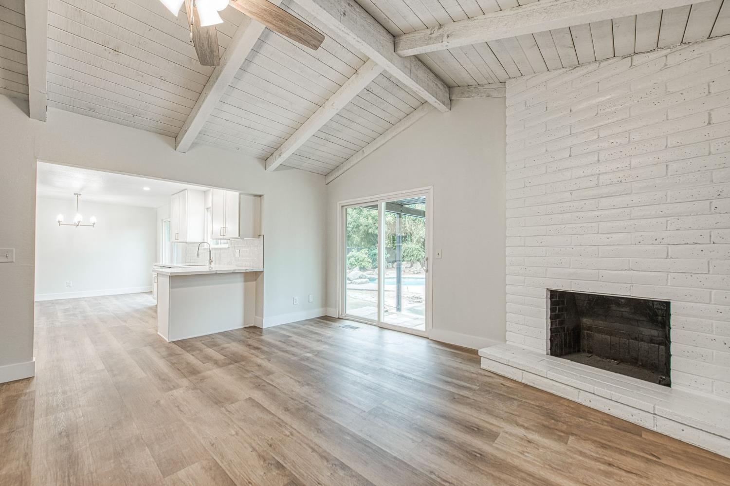 2058 W Vartikian Ave, Fresno, CA 93711