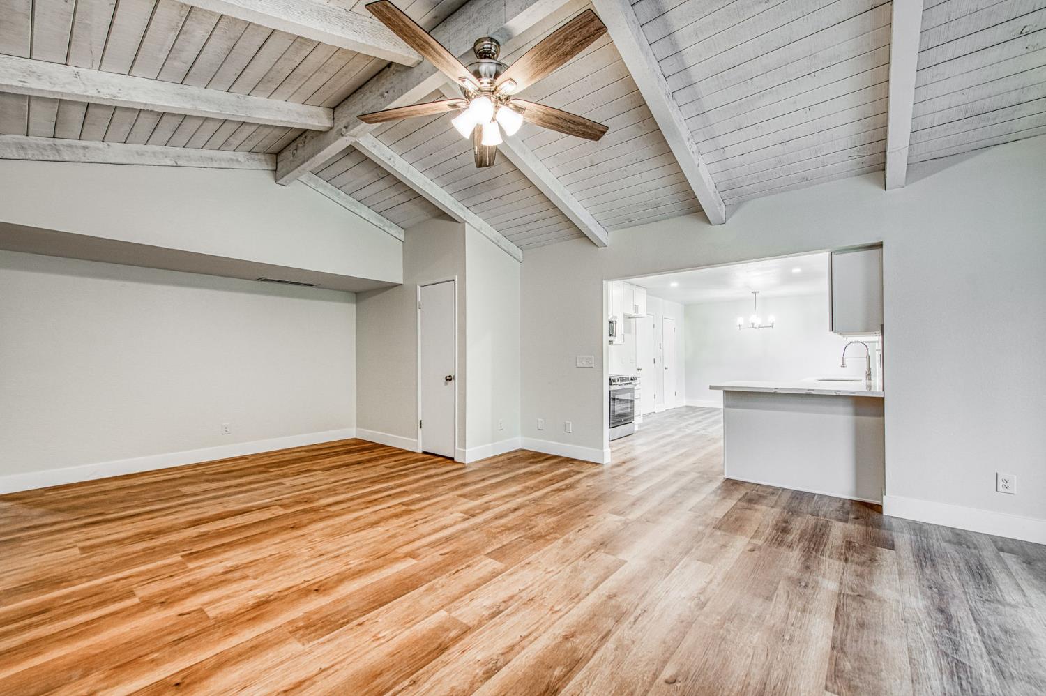 2058 W Vartikian Ave, Fresno, CA 93711