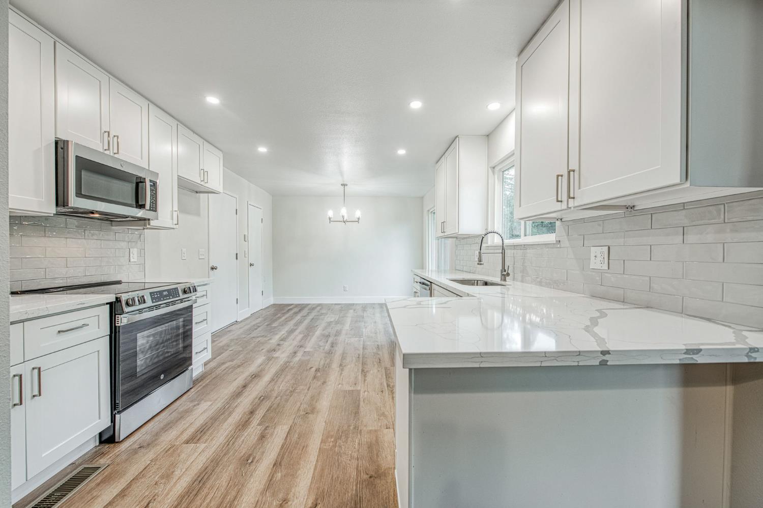 2058 W Vartikian Ave, Fresno, CA 93711