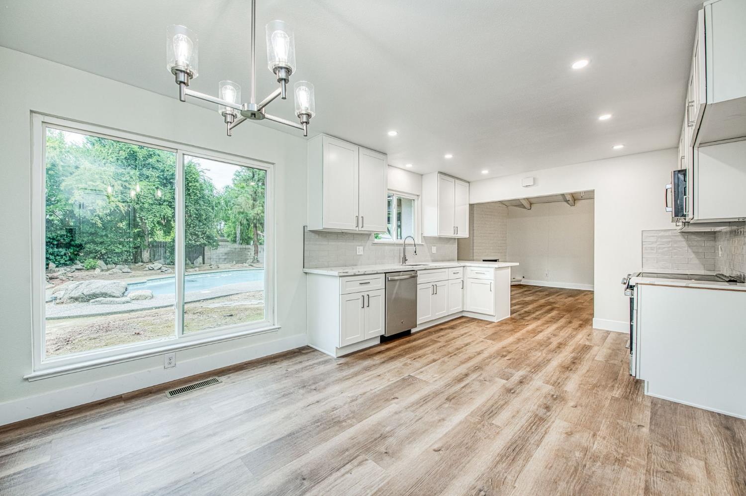 2058 W Vartikian Ave, Fresno, CA 93711