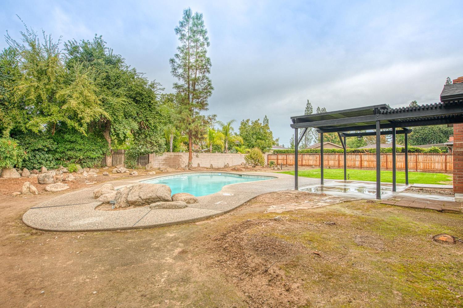 2058 W Vartikian Ave, Fresno, CA 93711