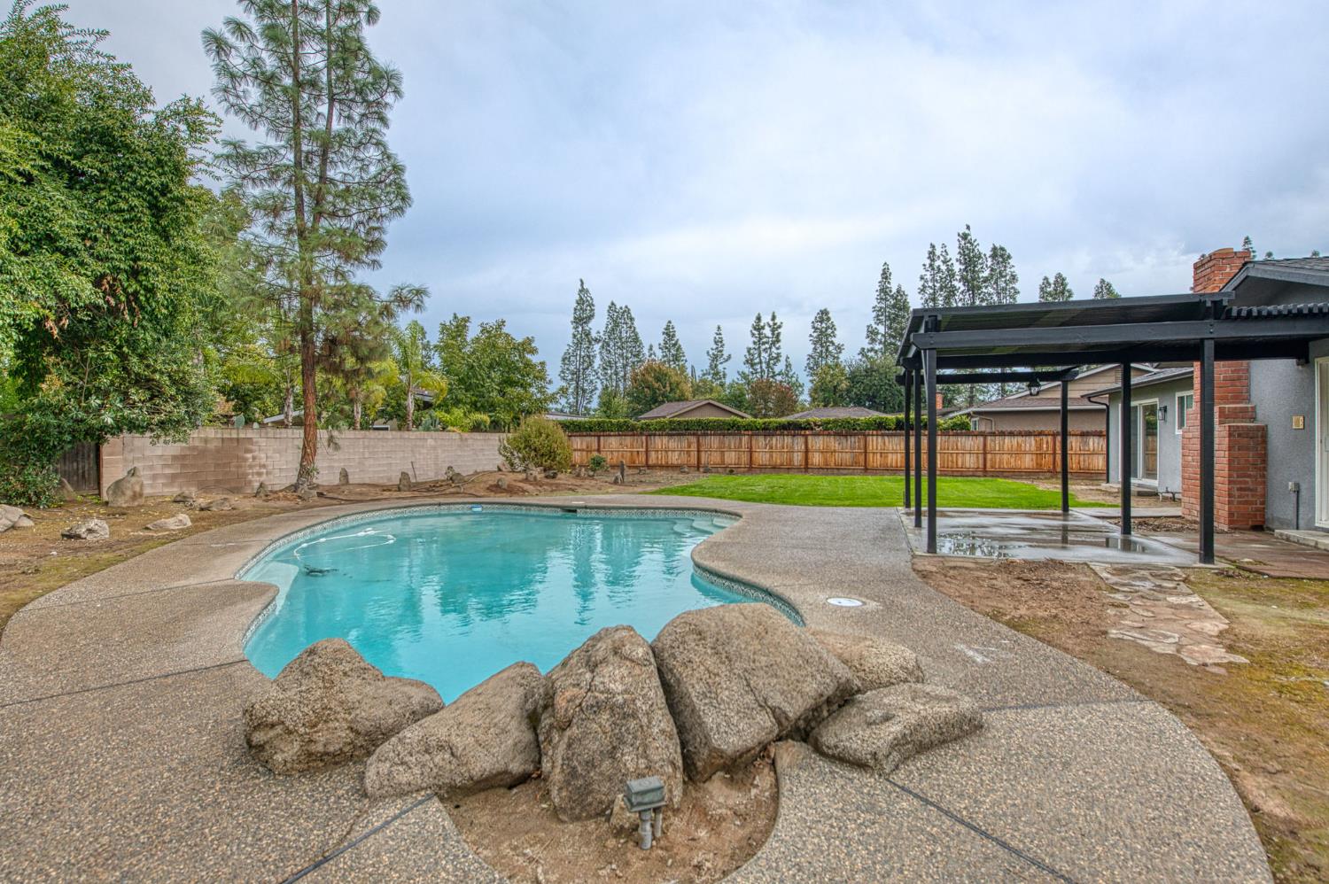 2058 W Vartikian Ave, Fresno, CA 93711