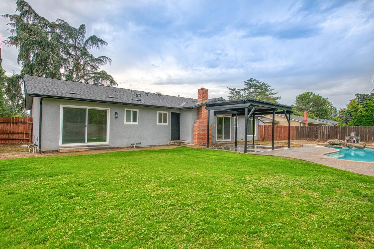 2058 W Vartikian Ave, Fresno, CA 93711