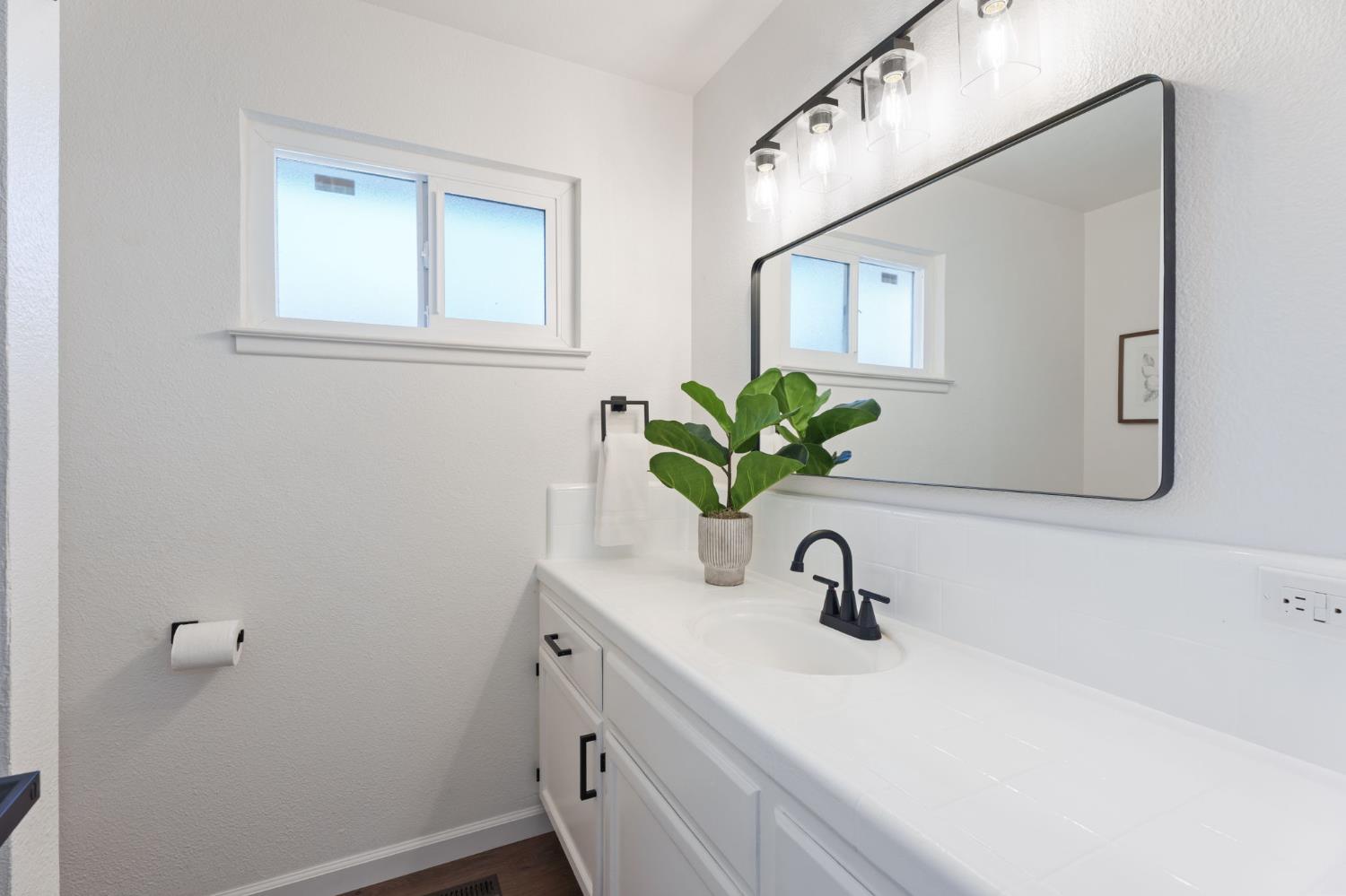 6804 N Backer Ave, Fresno, CA 93710