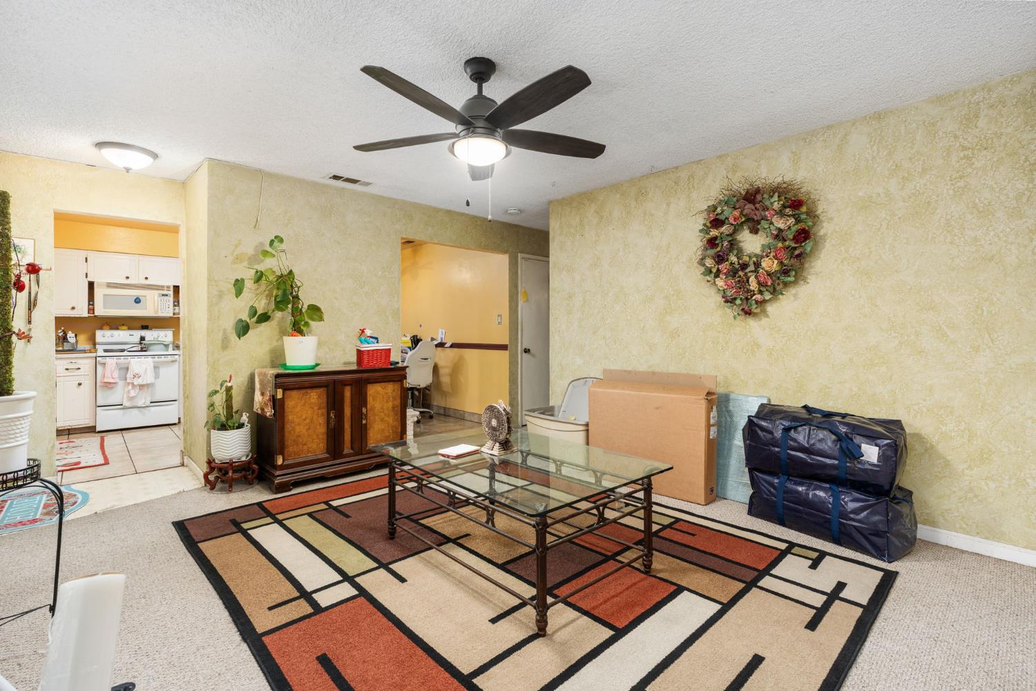 2319 W Acacia Ave, Fresno, CA 93705
