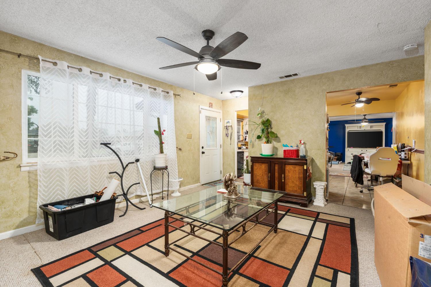 2319 W Acacia Ave, Fresno, CA 93705